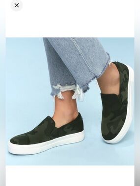 PERFECT CONDITION! STEVE MADDEN ECENTRIC OLIVE GREEN/BLACK CAMO SLIP ONS SIZE 8